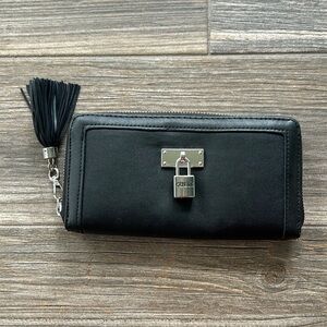 Woman’s guess wallet